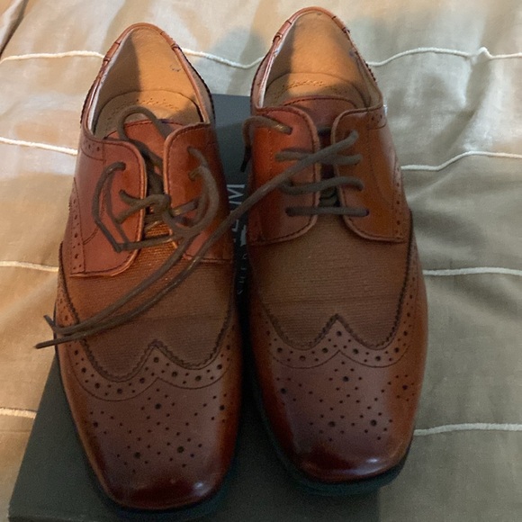 Florsheim boys shoes. EUC worn once. Size 3.5. Tan colour and leather - Picture 5 of 5